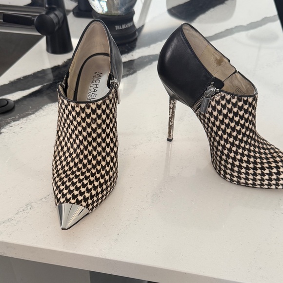 Michael Kors Houndstooth Heels with Silver Tips - Picture 1 of 4